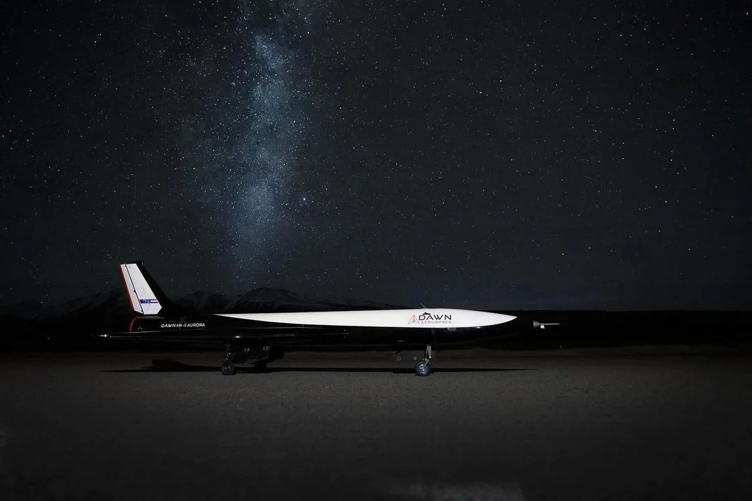O Mk-II Aurora, o primeiro voo supersônico civil em décadas, preparado para decolar em uma pista de voo. O jato apresenta cores preto e branco, com um céu estrelado ao fundo, destacando o marco histórico na aviação supersônica.