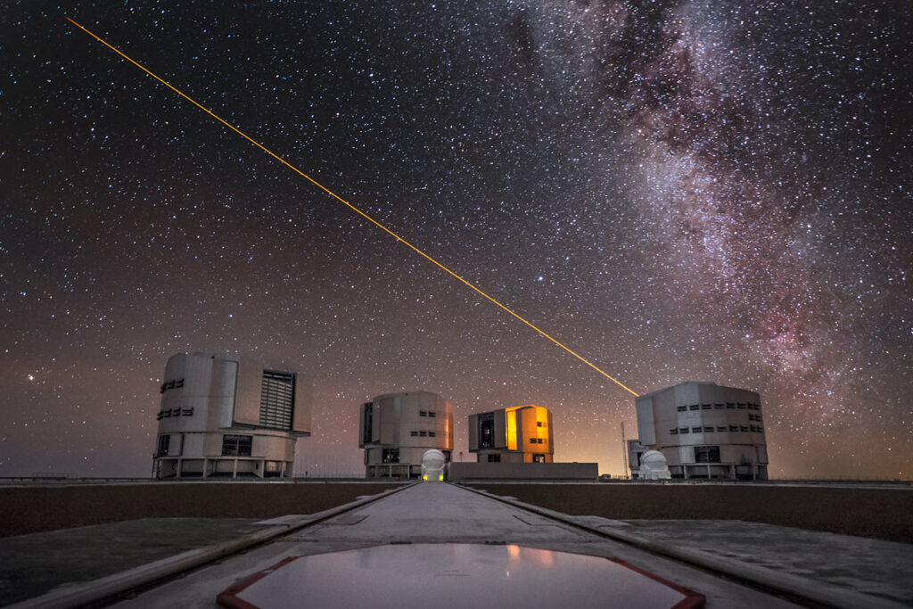 Very Large Telescope (VLT), localizado no Cerro Paranal, no Chile. O VLT é um dos telescópios ópticos mais poderosos do mundo, composto por quatro grandes telescópios que ajudam na observação de estrelas, galáxias e exoplanetas, oferecendo imagens detalhadas do universo ele está entre os telescópios mais famosos.