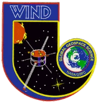 O símbolo da missão NASA Wind é um design simples e elegante, representando o satélite Wind. Ele foi criado para refletir a natureza da missão, que tinha o objetivo de estudar o vento solar e a interação com o campo magnético da Terra. O logotipo apresenta um estilo moderno, com elementos que evocam o movimento e a dinâmica do vento solar. Embora o logotipo específico da missão não seja tão amplamente reconhecido como outros, ele está associado à exploração espacial e ao estudo do ambiente espacial ao redor da Terra.