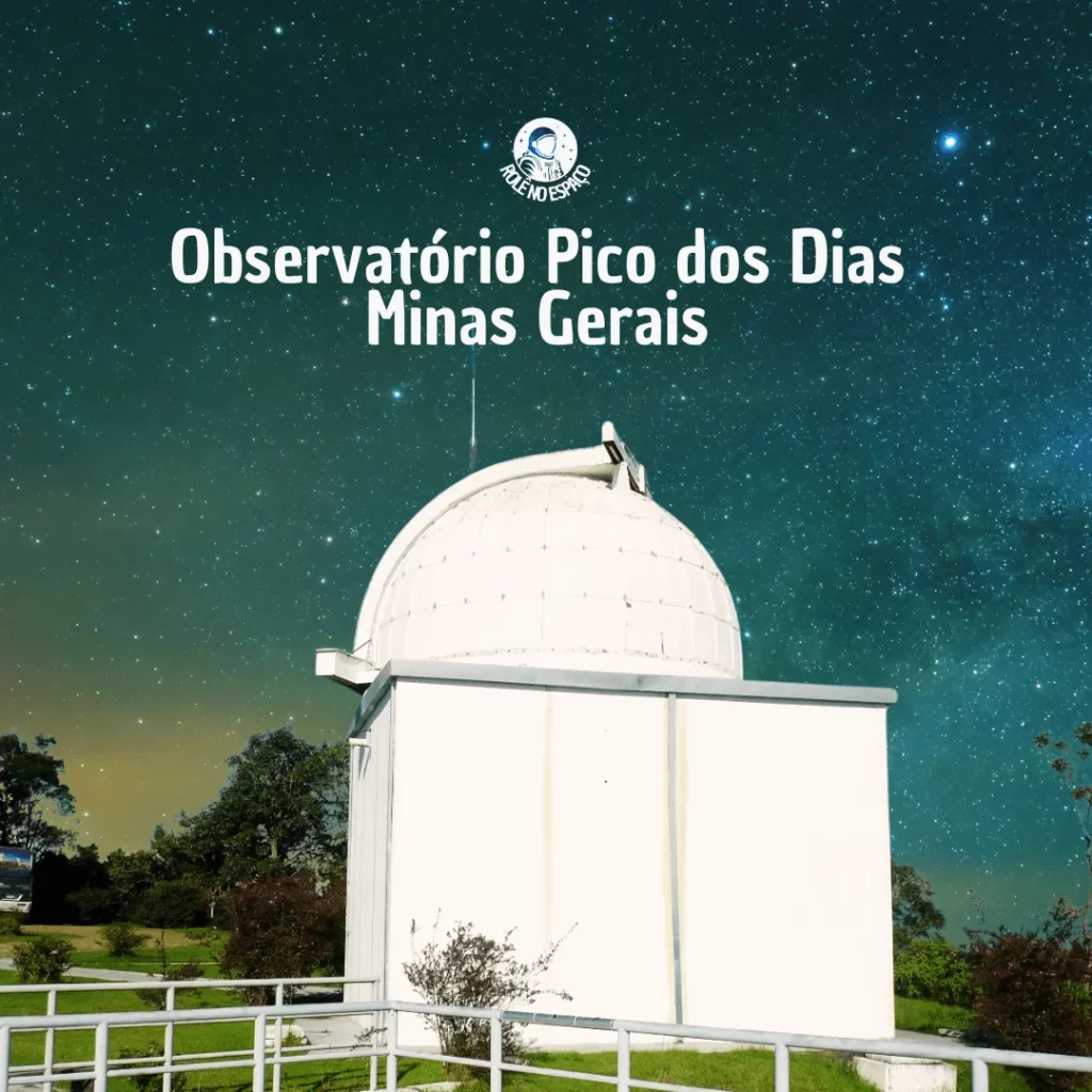 magem do Observatório Pico dos Dias, em Minas Gerais, com sua estrutura totalmente branca e a cúpula de observação visível. O edifício está rodeado por árvores e grama verde, com um céu estrelado ao fundo, criando um cenário ideal para a observação astronômica.