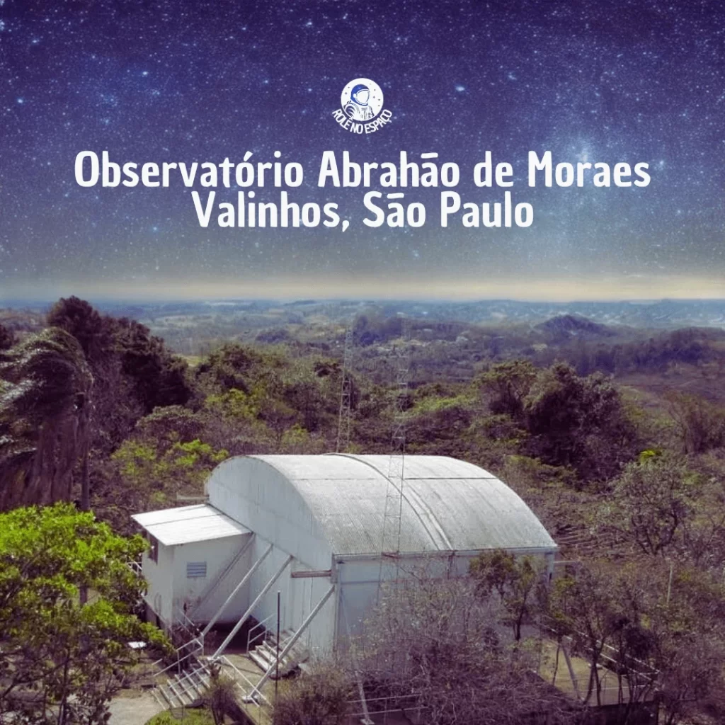 O Observatório Abrahão de Moraes, um dos importantes Observatórios Astronômicos do Brasil, localizado em Valinhos, São Paulo, sob um céu estrelado. O galpão do observatório é visível em primeiro plano, com uma paisagem natural ao redor, cercada por árvores, proporcionando um ambiente tranquilo e ideal para observações astronômicas