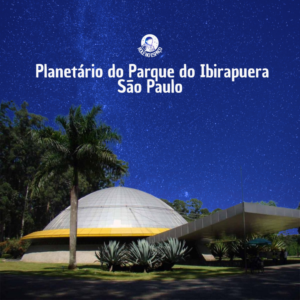 : O Planetário e Escola Municipal de Astrofísica, localizado em São Paulo, sob um céu estrelado. Em primeiro plano, é possível ver algumas palmeiras e plantas ornamentais que cercam o edifício, criando um ambiente natural e acolhedor para as atividades educacionais e astronômicas.