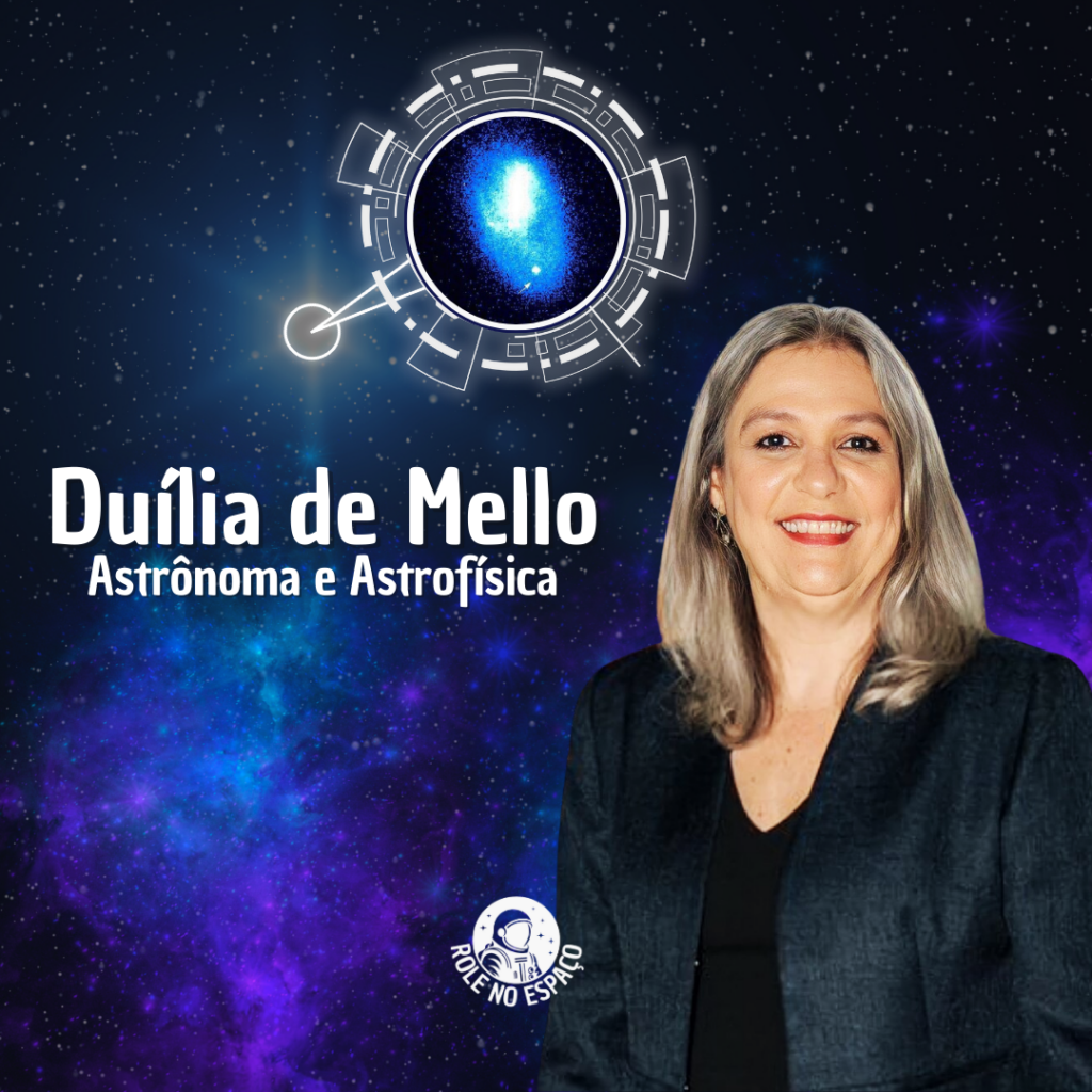 Duilia de Mello sorrindo, com cabelos loiros, em frente ao universo estrelado. Ao fundo, é destacado o fenômeno cósmico da supernova SN1997D, que ela descobriu.