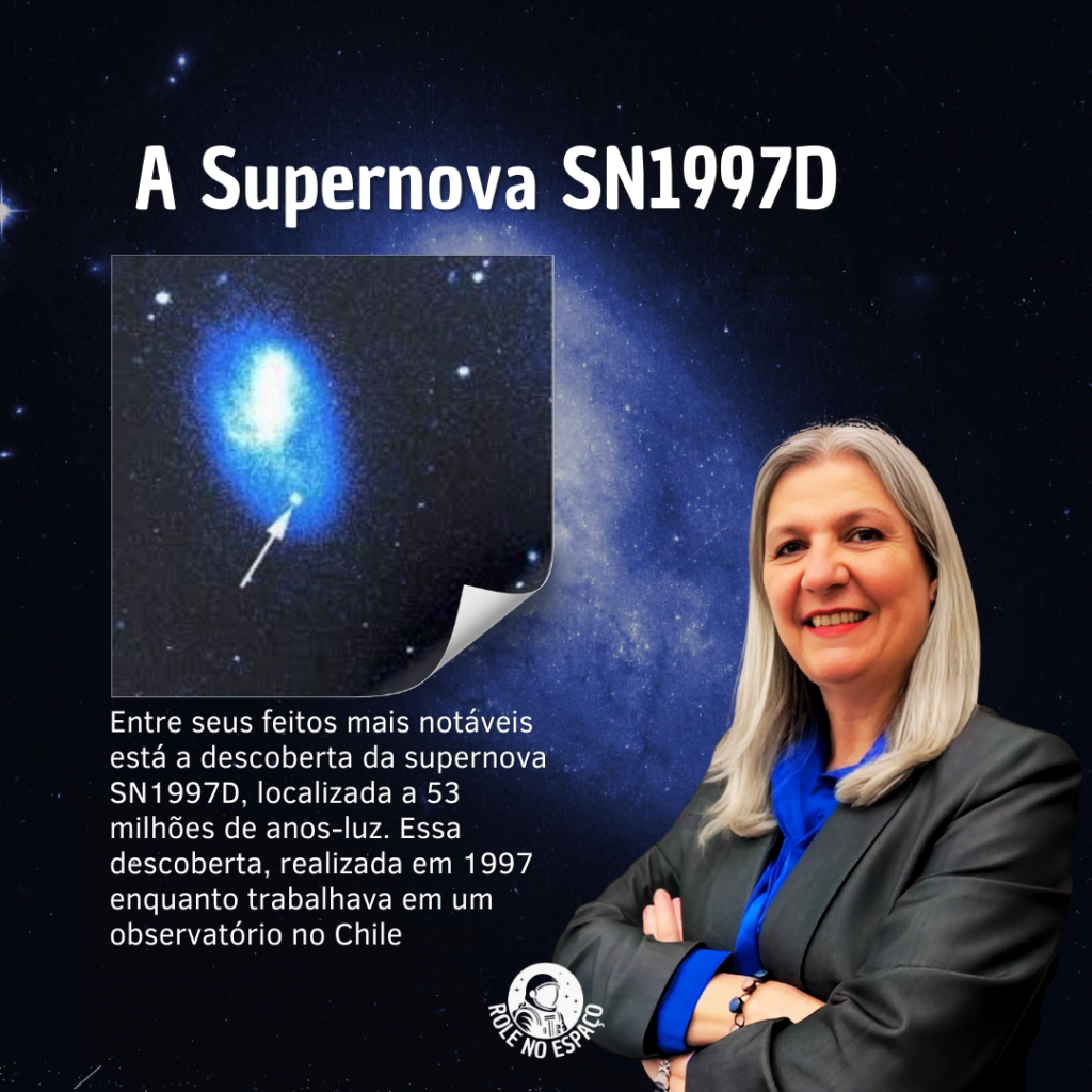 Duilia de Mello sorrindo, com cabelos loiros, em frente ao universo estrelado. Ao fundo, destaca-se a supernova SN1997D, que ela descobriu. Ela está usando um terno cinza e uma camiseta azul, com os braços cruzados, transmitindo uma postura confiante e tranquila.