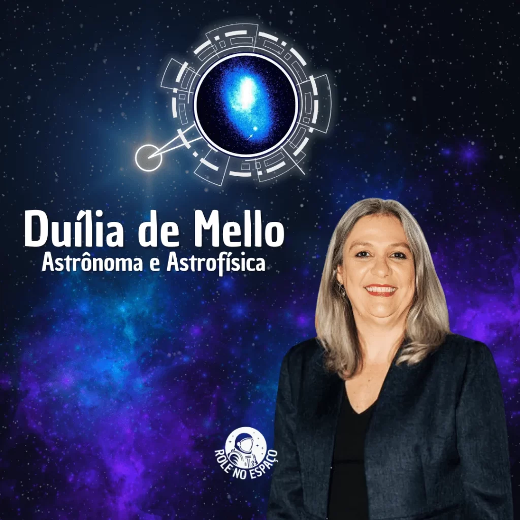 Duilia de Mello sorrindo com cabelos loiros, vestindo um terno cinza. Ao fundo, o vasto universo estrelado e a supernova SN1997D, que ela descobriu, estão em destaque, celebrando sua contribuição significativa para a astronomia.