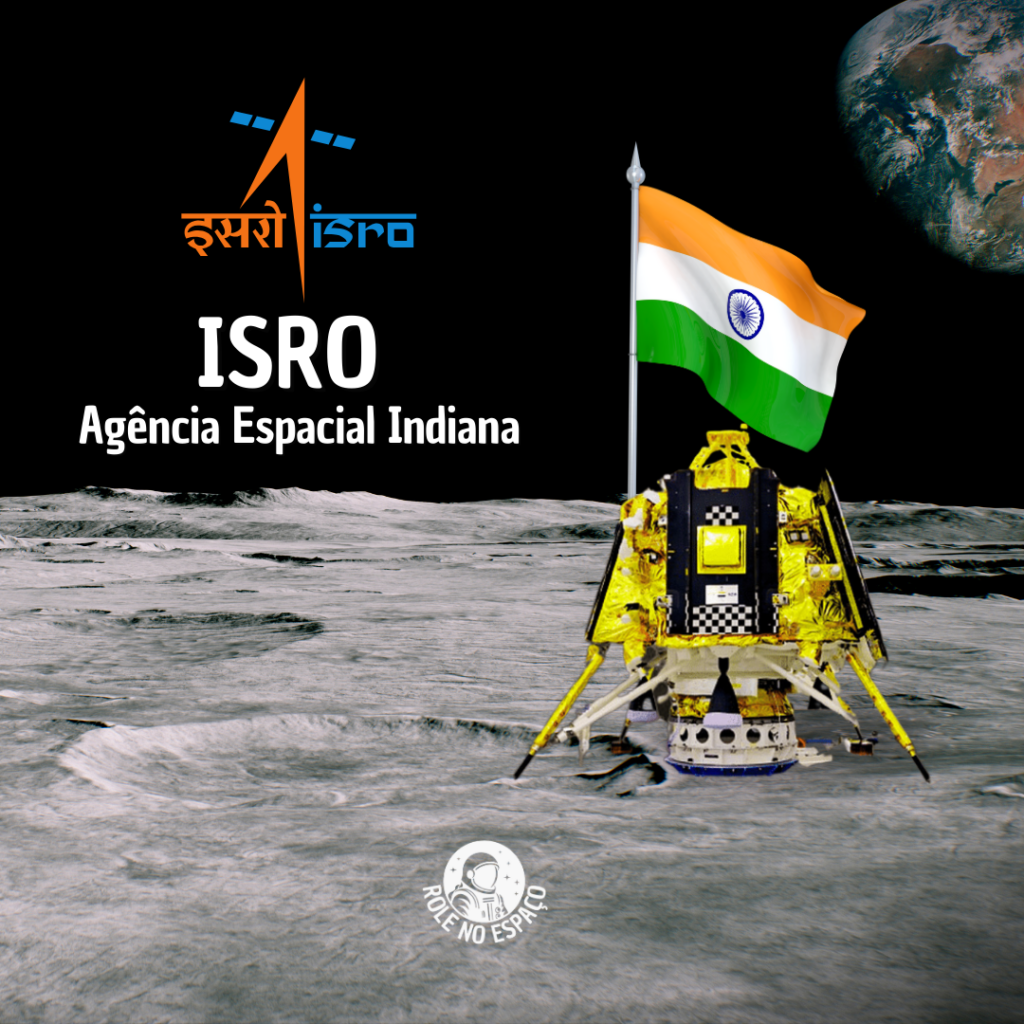 ander da Chandrayaan-3 (2023) pousado no solo lunar. O lander tem uma cor dourada, com a bandeira da Índia visível acima dele. O solo lunar é visível, mostrando crateras e sua superfície acidentada. Ao fundo, o vasto espaço escuro, com a Terra visível à distância, completando a cena histórica e conquistas da ISRO