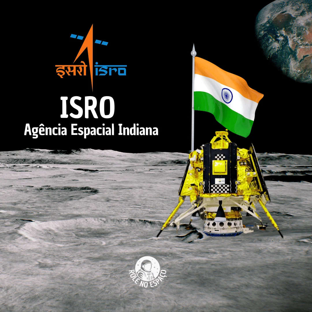 ander da Chandrayaan-3 (2023) pousado no solo lunar. O lander tem uma cor dourada, com a bandeira da Índia visível acima dele. O solo lunar é visível, mostrando crateras e sua superfície acidentada. Ao fundo, o vasto espaço escuro, com a Terra visível à distância, completando a cena histórica e conquistas da ISRO