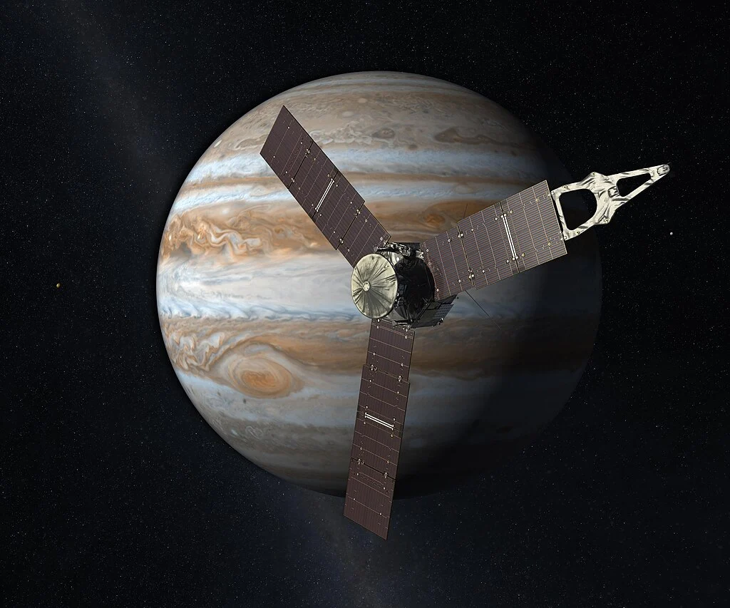 Juno se aproximando do gigante gasoso, simbolizando sua destruição planejada para evitar a contaminação de luas como Europa, que são alvos de futuras missões em busca de vida