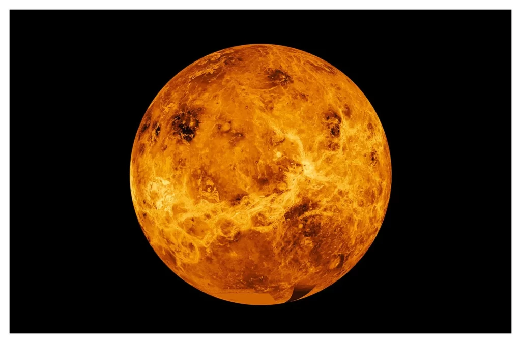 Imagem simulada por computador do hemisfério norte de Vênus, capturada pela sonda NASA Magellan. A superfície do planeta é detalhada, com vastas áreas de terreno rochoso e regiões planas visíveis. A atmosfera densa de Vênus é representada com uma tonalidade amarelada, enquanto o céu ao fundo exibe a opacidade característica do planeta