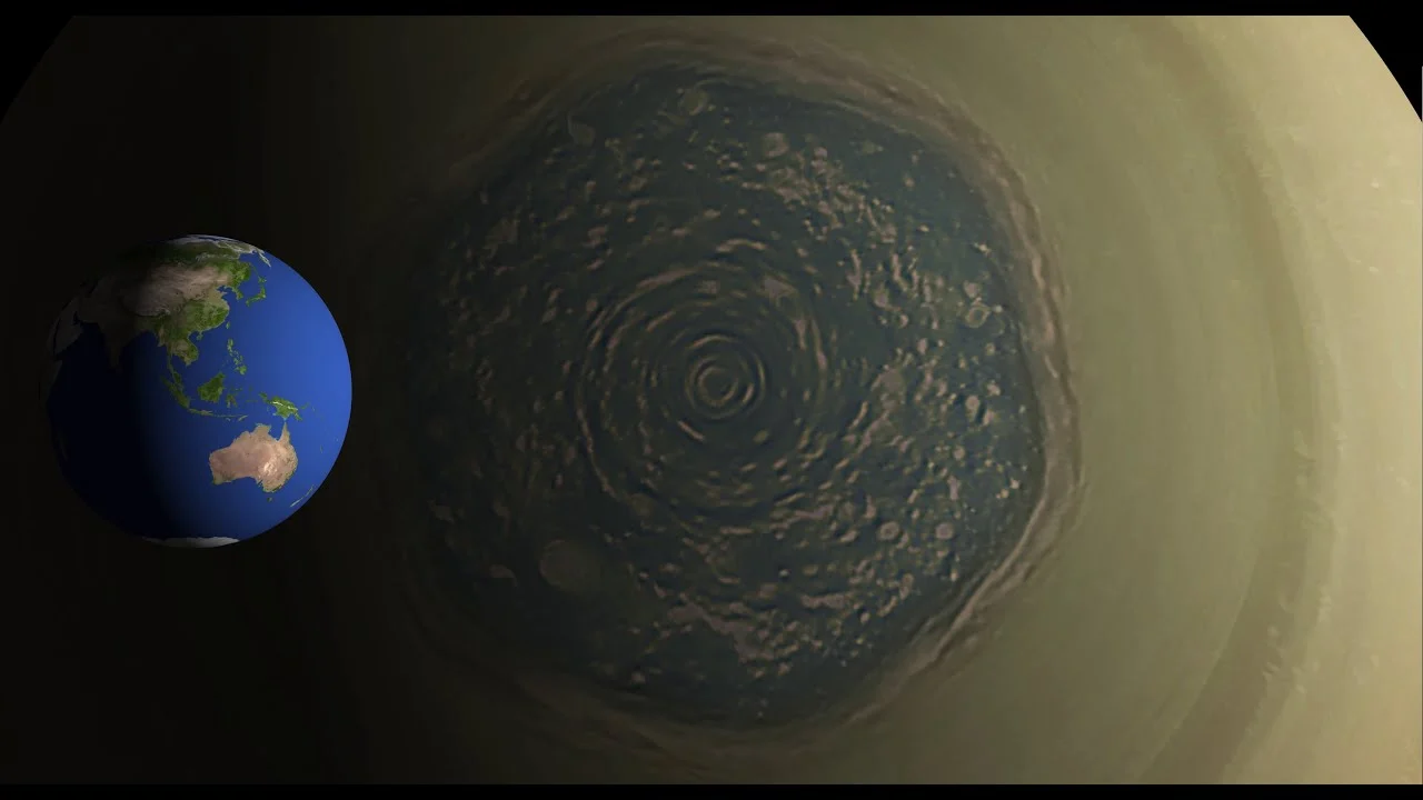 Representação artística da tempestade hexagonal no polo norte de Saturno, com a Terra ao lado para comparação de tamanho. A tempestade exibe um padrão único em forma de hexágono, com nuvens douradas e uma estrutura geométrica bem definida. A Terra é visível ao lado, destacando a imensidão da tempestade em relação ao tamanho do nosso planeta, no fundo escuro de Saturno.