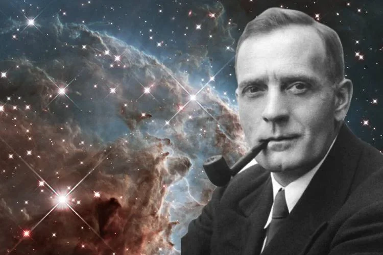 Edwin Hubble com um cachimbo na boca, olhando para frente. Ao fundo, uma nebulosa brilhante, representando sua contribuição para a astronomia e a descoberta da expansão
