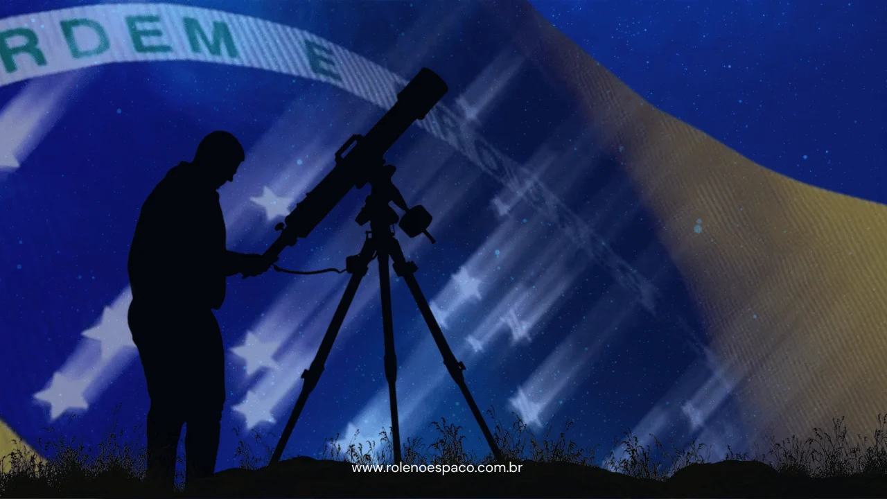 Imagem de um homem observando o céu através de um telescópio, com a lente apontada para o cosmos. Ao fundo, uma bandeira do Brasil, levemente transparente, se destaca em um céu estrelado, simbolizando a pesquisa astronômica e os observatórios no Brasil.