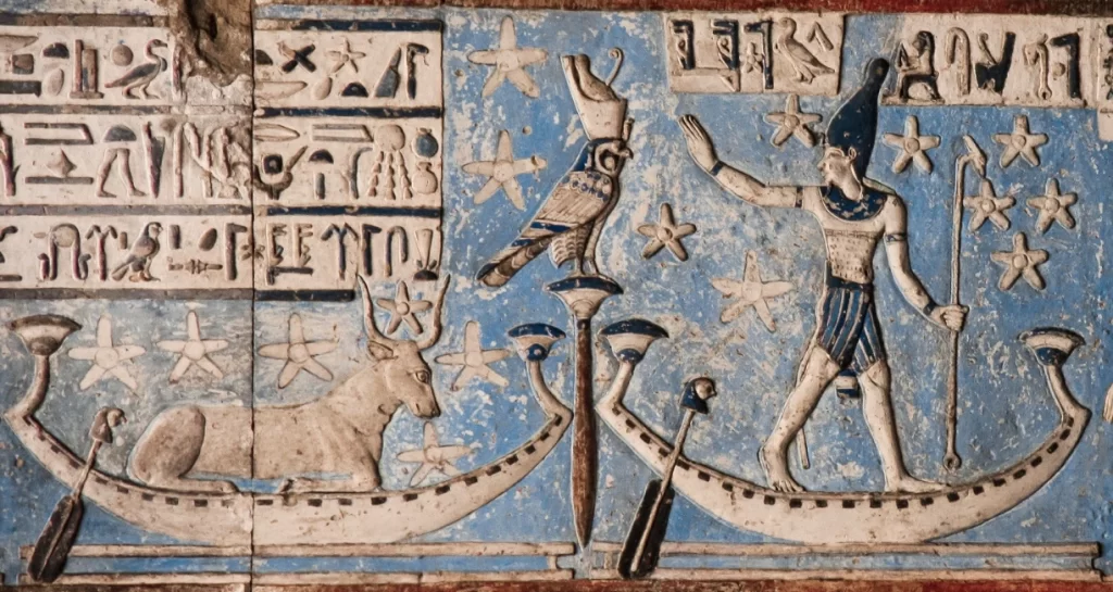 Registros egípcios antigos em pedra, mostrando inscrições e desenhos que documentam a observação e compreensão do céu pelos egípcios, incluindo o movimento das estrelas e a relação com a arquitetura de pirâmides.