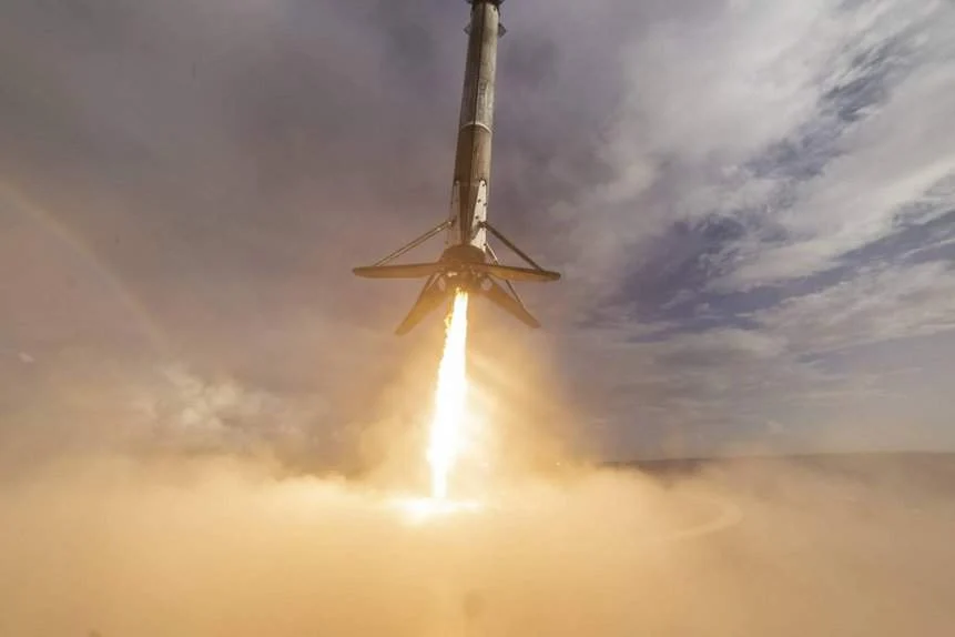 O foguete Falcon 9 da SpaceX pousando com sucesso no navio-drone "Just Read the Instructions" nas águas próximas às Exumas, nas Bahamas, em 17 de fevereiro de 2025. Este marco histórico representa o primeiro pouso internacional de um foguete da SpaceX, destacando a importância crescente das Bahamas na exploração espacial.
