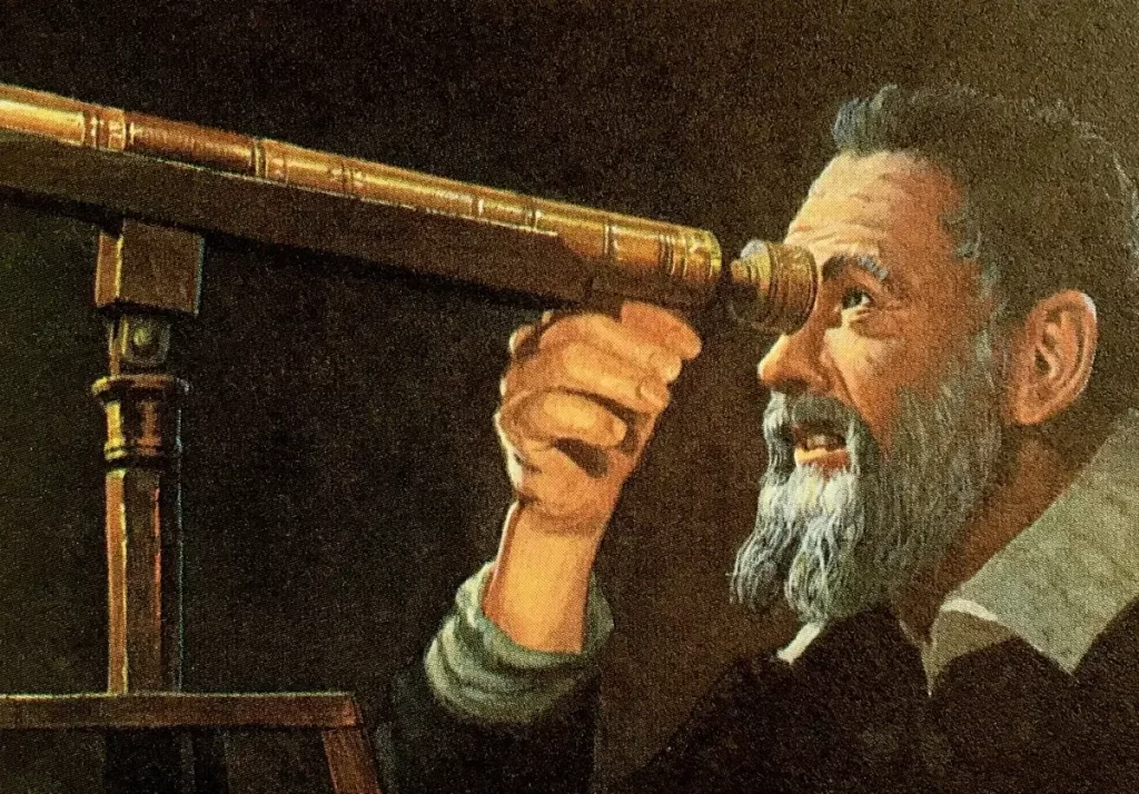 Galileu Galilei olhando através de seu telescópio com o olho esquerdo. Ele está com uma barba grande e cabelo curto, ambos grisalhos. O telescópio, de cor dourada, está apontado para o céu enquanto ele faz suas observações astronômicas.