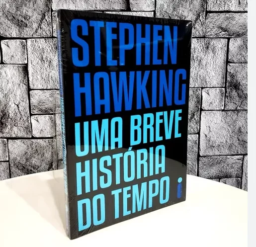 Livro "Uma Breve História do Tempo" de Ste Haw, com capa preta, posicionado sobre uma mesa branca. Ao fundo, uma parede de tijolos cinza. O nome do autor está em azul escuro e o título do livro em azul piscina, criando um contraste vibrante.