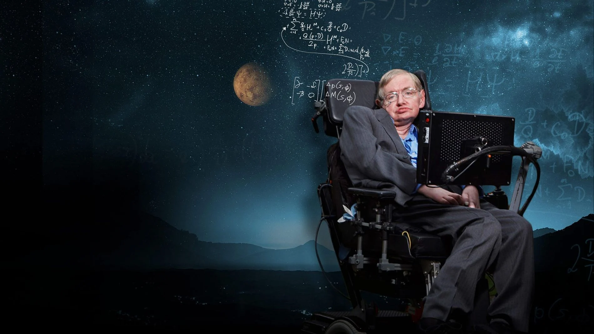 O Astrofísico Stephen Hawking sentado em sua cadeira de rodas adaptada, olhando para frente com uma expressão contemplativa. Ao fundo, um céu estrelado se estende pelo espaço, enquanto anotações científicas e equações feitas a lápis flutuam ao redor, representando suas contribuições para a física teórica e a cosmologia. A imagem transmite a genialidade do cientista e sua busca incessante por respostas sobre o universo.