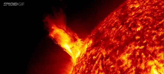 Representação de um fenômeno cósmico: uma erupção solar, mostrando uma explosão de radiação e partículas solares no espaço, um evento astronômico que impacta diretamente o clima espacial e a Terra. e faz parte de Fenômenos Cósmicos