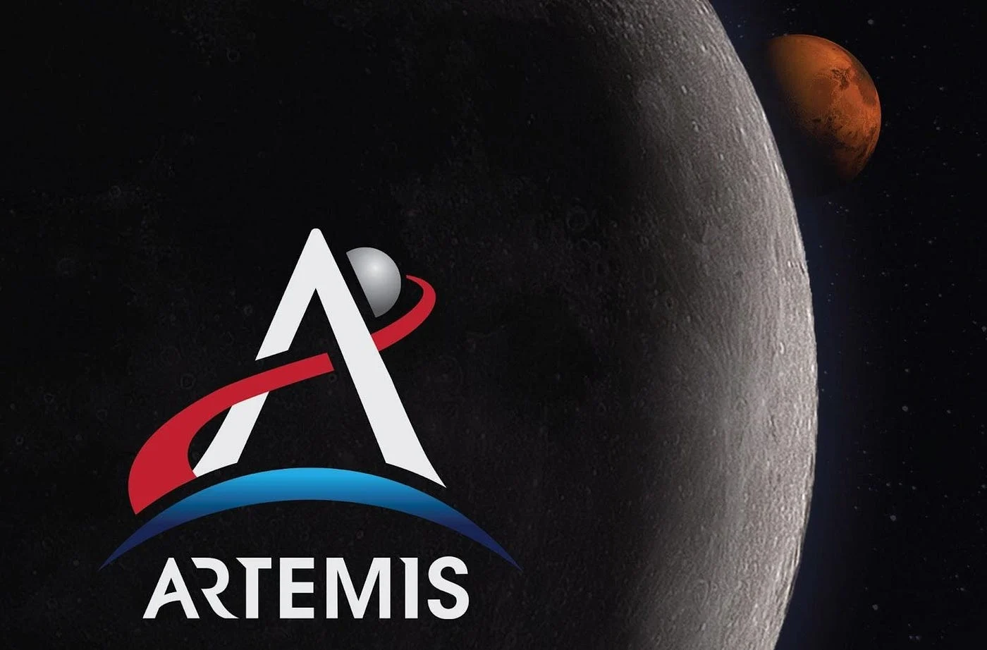 logo do programa Artemis da NASA. O logo apresenta a letra 'A' central, com um caminho vermelho sinuoso que passa entre as letras, conectando as formas de maneira fluída. No topo da letra 'A', há um ícone da Lua, representado por um círculo com detalhes que lembram sua superfície craterada. Ao fundo, a imagem revela a circunferência da Lua, iluminada parcialmente, como se estivesse sendo vista do espaço. Mais distante, no horizonte cósmico, está o planeta Marte, visível como um ponto vermelho, com sua superfície levemente visível, destacando-se contra o fundo negro do espaço. O contraste entre o vermelho do caminho, o brilho da Lua e a presença de Marte cria uma sensação de profundidade no espaço.