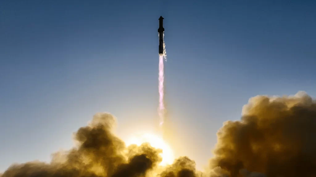 Starship da SpaceX decolando durante o 8º voo de teste, ascendendo aos céus após o lançamento. Este teste é um marco no desenvolvimento do foguete para missões espaciais de longo alcance.