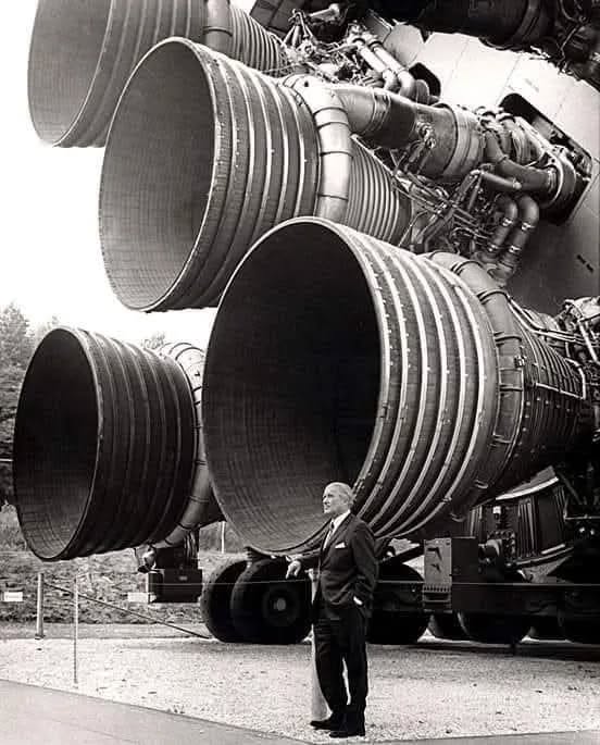 Fotografia de Wernher von Braun, o engenheiro responsável pelo design do foguete Saturno V, que levou o homem à Lua. A imagem destaca os poderosos motores F1, responsáveis pela propulsão do foguete na fase de lançamento. Esses motores tinham uma potência tão intensa que seus rugidos faziam a terra tremer a milhares de metros do local de decolagem, demonstrando a força impressionante dos Foguetes da NASA