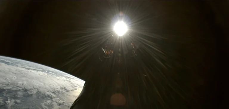 Primeira imagem registrada em órbita pelo Blue Ghost da Firefly, mostrando a antena de banda X e a carga útil LEXI da NASA no convés superior. A curvatura da Terra é visível ao fundo, enquanto parte rumo a Lua para experimentos científicos e estudos sobre o ambiente espacial.