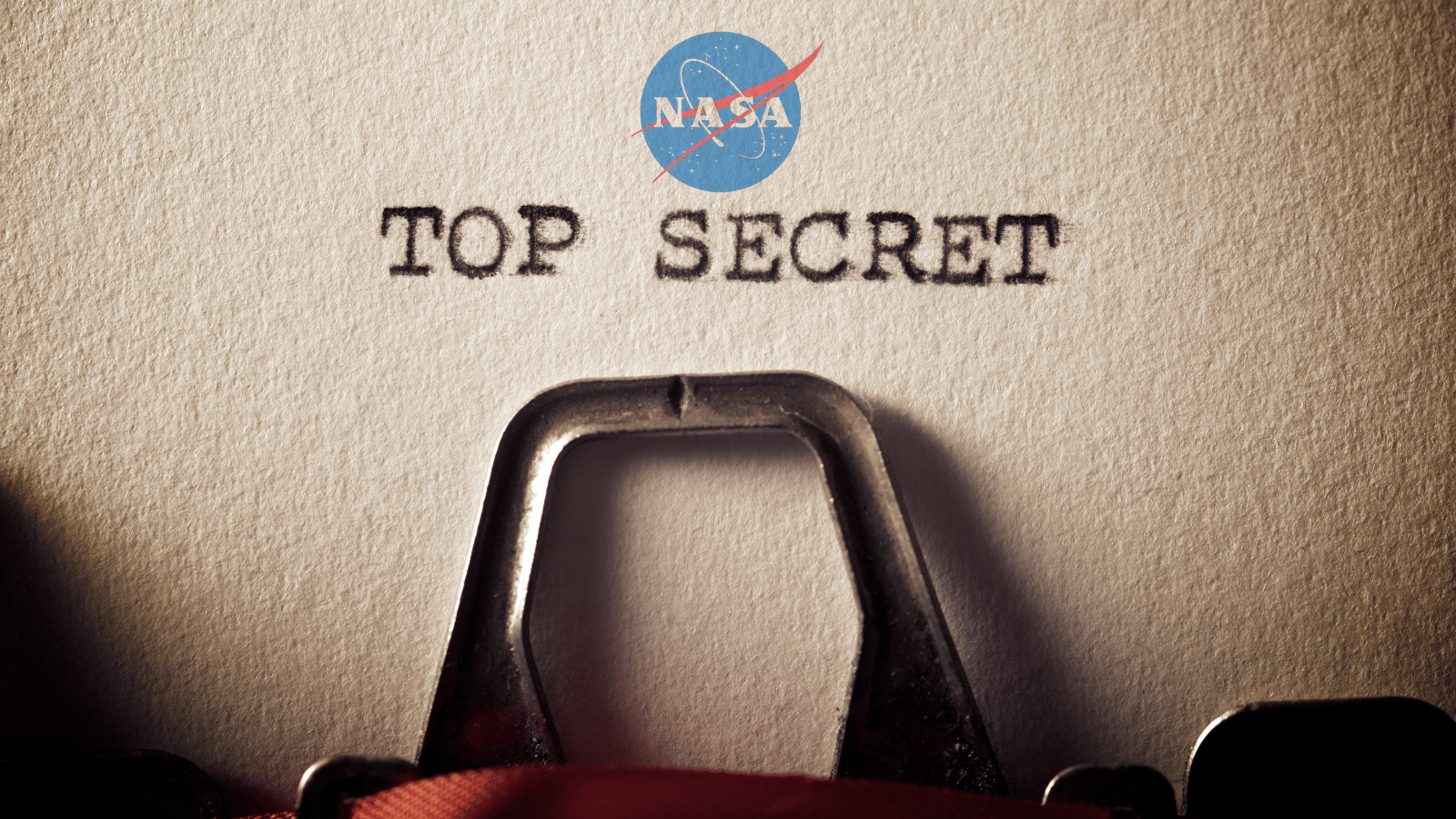 pedaço de papel marrom envelhecido com texto datilografado em fonte tipo máquina de escrever, dizendo "TOP SECRET" em letras em negrito. O papel tem uma aparência vintage, desgastada. Abaixo do texto, há um logotipo semelhante ao da NASA, com um formato circular e estrelas no fundo. O papel transmite uma sensação de mistério, com curiosidades sobre as descobertas e missões da NASA, criando um ambiente secreto, científico e intrigante.
