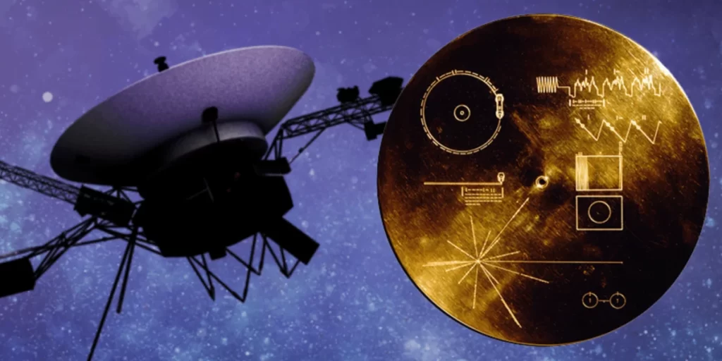 sonda Voyager, lançada pela NASA em 1977, com o disco de ouro que ela carrega a bordo. O disco contém gravações de sons e imagens representando a diversidade da vida e cultura na Terra, com o objetivo de comunicar informações sobre o planeta para possíveis civilizações extraterrestres. Uma representação das curiosidades da NASA, destacando a importância histórica dessa missão pioneira na exploração espacial e o legado da humanidade no universo mais uma curiosidades da nasa