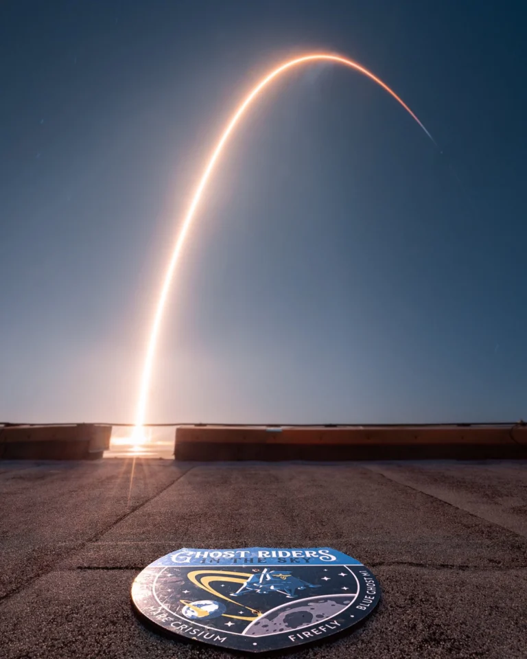 Imagem em sequência mostrando o foguete SpaceX Falcon 9 no momento do lançamento, carregando o módulo lunar Blue Ghost. A imagem captura a grandiosidade desse feito histórico, com o foguete subindo em direção ao espaço e as chamas de propulsão iluminando o céu, representando um marco na exploração lunar.