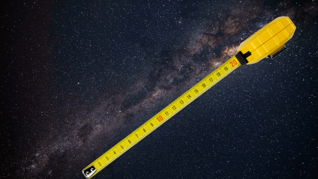 Ilustração de uma trena amarela gigante esticada no espaço, medindo a imensa distância entre estrelas e galáxias. A trena é uma representação simbólica para explicar a unidade de medida parsec, que é usada para medir distâncias astronômicas no universo. Um parsec equivale a aproximadamente 3,26 anos-luz.