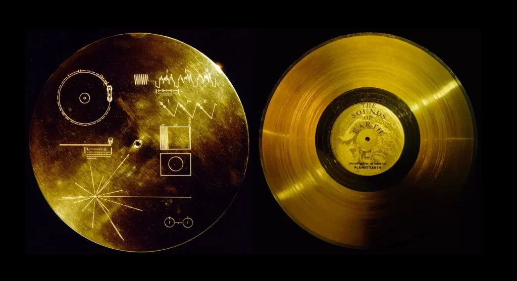O Disco de Ouro da missão Voyager, enviado ao espaço em 1977 pela NASA como uma mensagem para possíveis civilizações extraterrestres. O disco contém 115 imagens, saudações em 55 idiomas, sons da natureza, músicas e um mapa da posição do Sistema Solar baseado em pulsares. Em sua capa metálica, há instruções gravadas para decodificação das informações, além de um diagrama que representa a estrutura do hidrogênio e a rotação do disco.