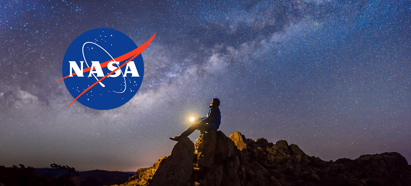 ma 'Como a Astronomia Ajudou a NASA a Explorar o Universo': um homem em cima de montanhas observa as estrelas no céu noturno, com o logotipo da NASA ao lado, simbolizando a conexão entre a observação astronômica e a exploração espacial.