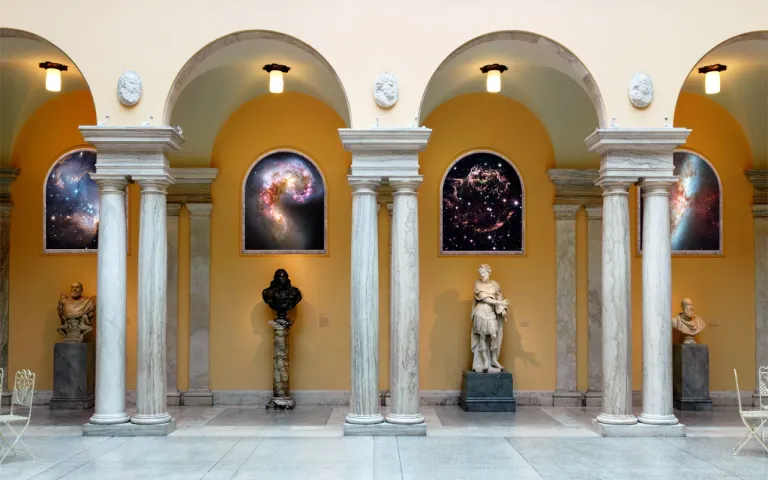 imagens do Hubble estão montadas na parede acima de esculturas e entre colunas clássicas no Museu de Arte Walters.