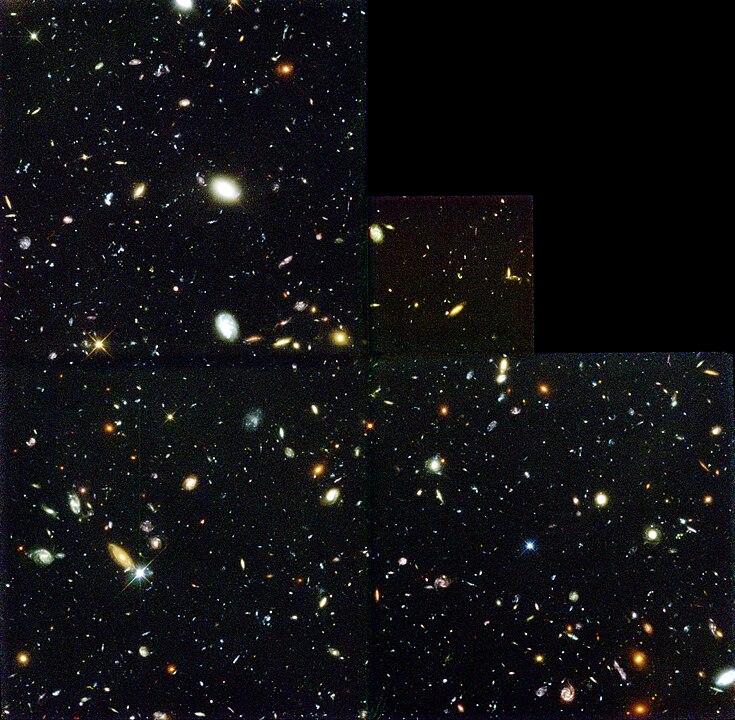 uma pequena região na constelação de Ursa Maior composta de várias observações do Telescópio Espacial Hubble. Cobre uma área de 2,5 minutos de arco, equivalente ao tamanho angular de uma bola de tênis de 65 mm a uma distância de cem metros. A imagem é formada por 342 exposições separadas tiradas com a Wide Field and Planetary Camera 2 do telescópio Hubble durante dez dias entre 18 e 28 de dezembro de 1995.
