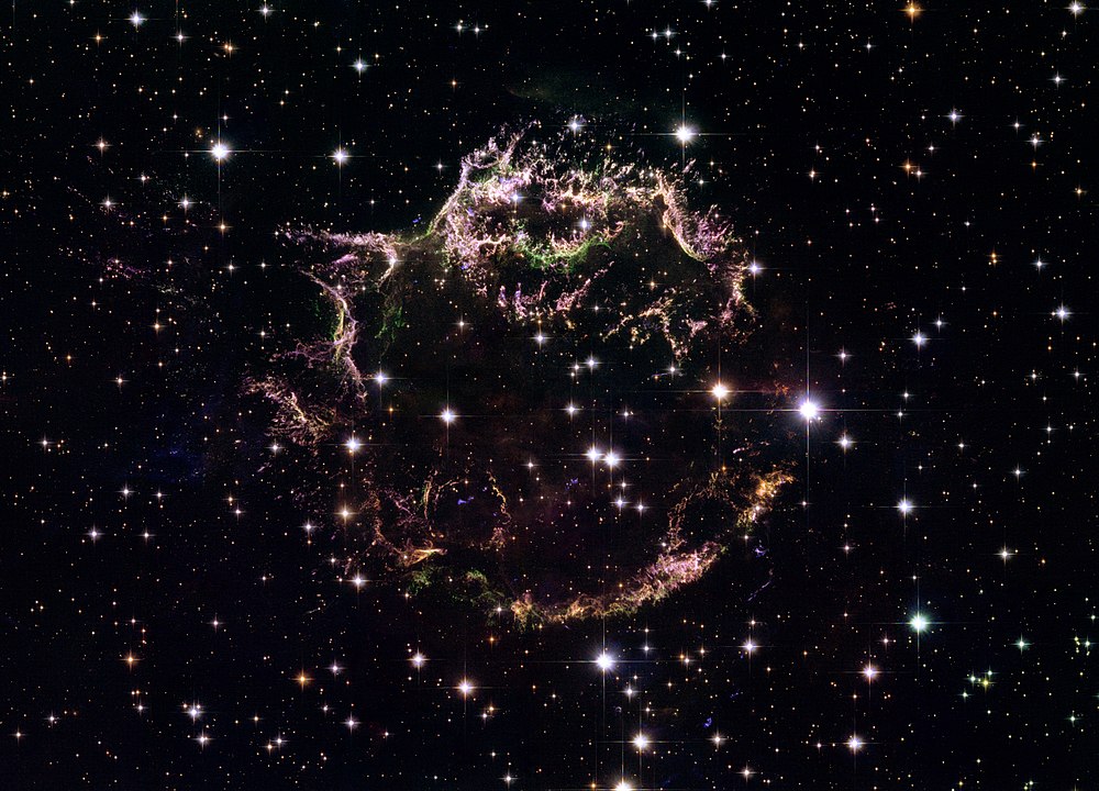 obtida pelo Telescópio Espacial Hubble da NASA / ESA oferece uma visão detalhada dos restos de uma explosão de supernova conhecida como Cassiopeia A (Cas A). Trata-se do mais jovem remanescente conhecido de uma explosão de supernova na Via Láctea. A nova imagem do Hubble mostra a estrutura complexa e intrincada dos fragmentos fragmentados da estrela.