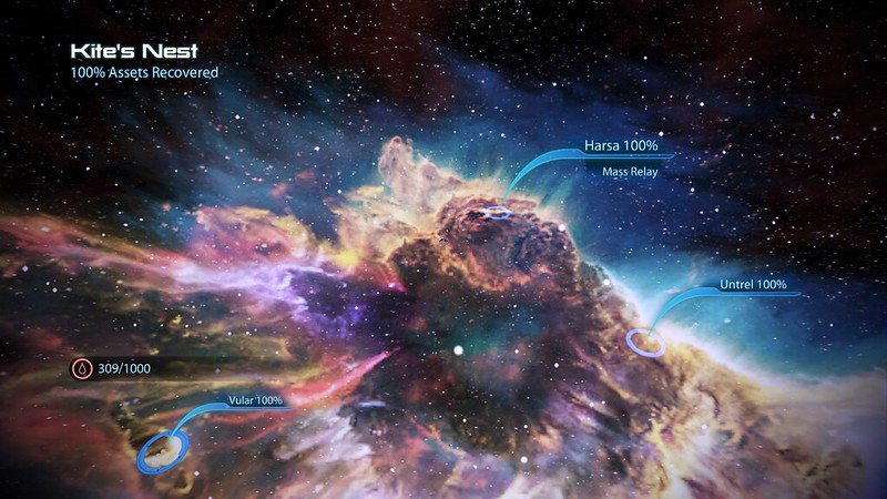 elementos do Telescópio Espacial Hubble e Cultura Pop com o universo do jogo Mass Effect 3. Em destaque, a Nebulosa Carina, registrada pelo Hubble, com suas nuvens cósmicas vibrantes em tons de azul, laranja e rosa. Ao fundo, o cenário é misturado com estruturas futuristas inspiradas no "Ninho de Pipa", local icônico do jogo, representando uma fusão entre ciência real e ficção científica.