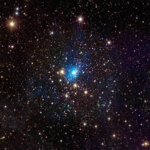 Imagem em raios X do aglomerado de galáxias Abell 2390, capturada pelo satélite XMM-Newton da ESA. A imagem revela emissões de gás quente e indícios de matéria escura, mostrando a estrutura invisível e a distribuição de energia no aglomerado localizado a 2,7 bilhões de anos-luz da Terra.