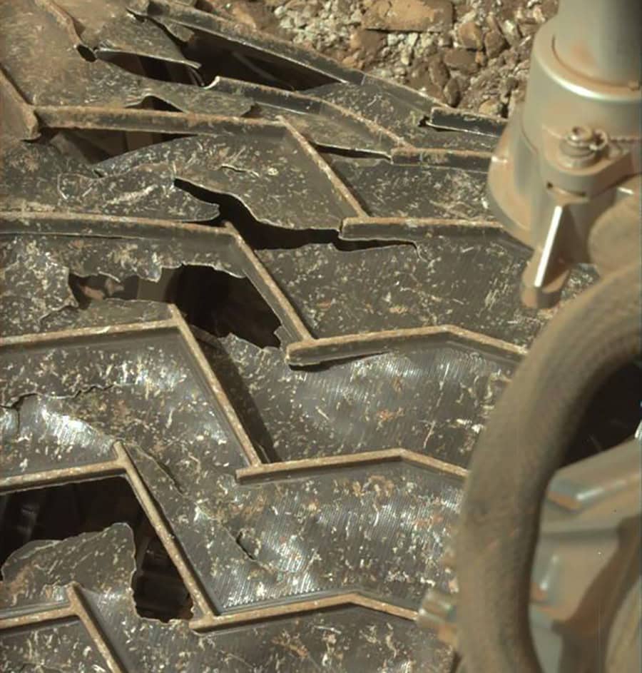 Roda central à direita do rover Curiosity, da NASA, que explora Marte, fotografada em 22 de setembro de 2024. Crédito: NASA / JPL-Caltech / MSSS