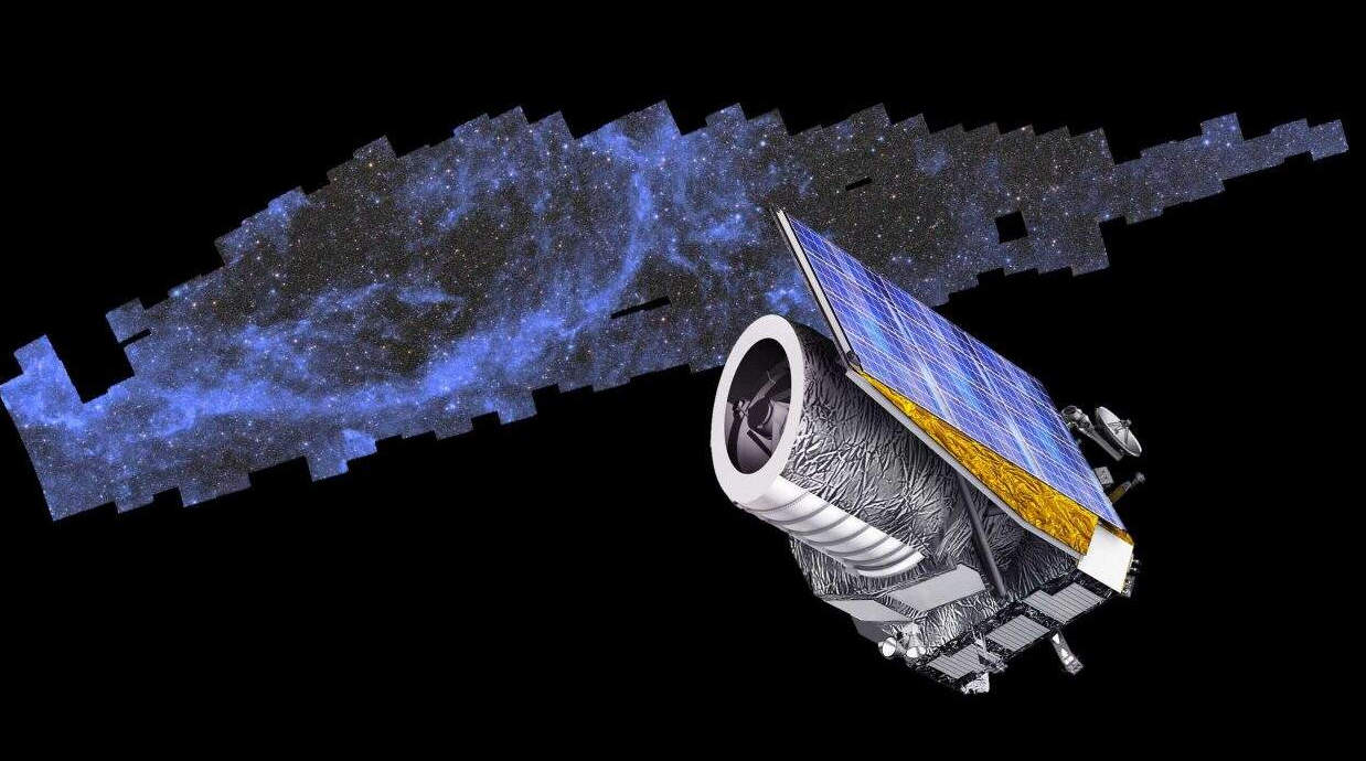 Montagem gráfica mostrando o Telescópio Espacial Euclid em primeiro plano, posicionado diante de seu atlas cósmico, com milhares de galáxias ao fundo compondo o maior mapa 3D do universo.