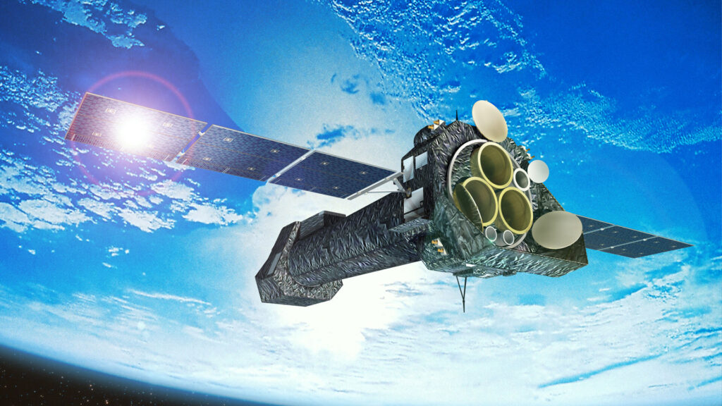 satélite XMM-Newton, observatório espacial de raios X da ESA, lançado em 1999. Equipado com três telescópios de múltiplos espelhos e um telescópio óptico/UV, ele estuda buracos negros, quasares e fenômenos cósmicos de alta energia em uma órbita altamente elíptica ao redor da Terra.