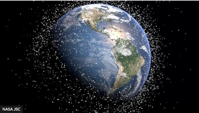 Ilustração artística da Terra vista do espaço, cercada por inúmeros pontos brancos representando detritos espaciais orbitando o planeta.