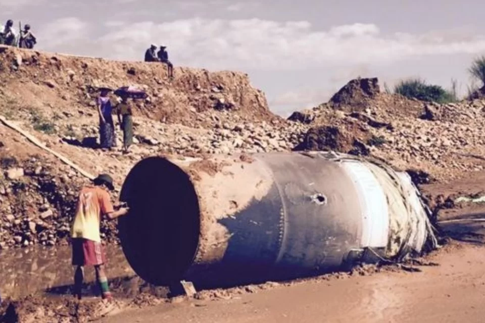 lixo espacial de 4,5 metros cai no Myanmar e assusta O objeto maior tem forma de barril e mede cerca de 4,5 metros de comprimento, com um diâmetro de pouco mais de um metro. "Os objetos de metal são possíveis partes de um satélite ou peças do motor de um avião ou míssil", de acordo com um relatório da polícia local.