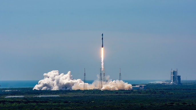Visão distante do foguete Falcon 9 subindo ao céu em julho de 2023, levando o Telescópio Espacial Euclid rumo ao espaço profundo.