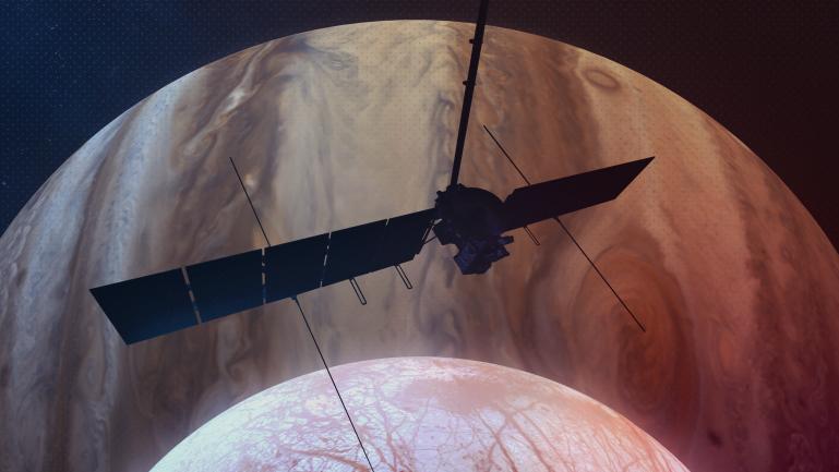 Ilustração da sonda espacial Juno orbitando Júpiter, com a lua Europa em destaque no primeiro plano e o planeta gigante ao fundo. A sonda aparece com seus painéis solares abertos, enquanto realiza estudos no sistema joviano.