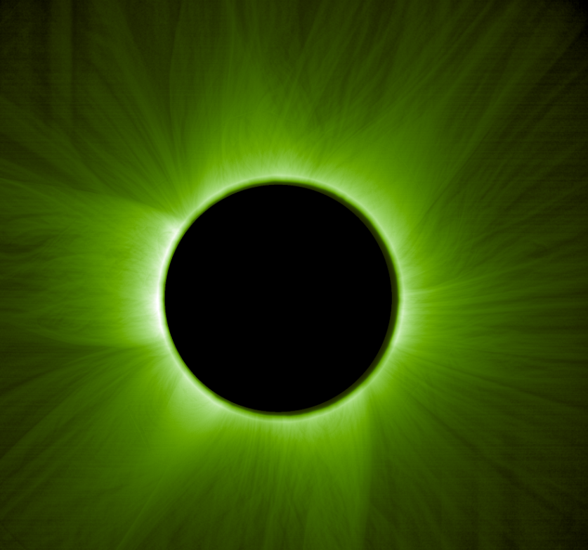 ta é uma imagem do Sol durante um eclipse solar artificial. Contra um fundo preto, o corpo brilhante do Sol está coberto por um disco negro, e filamentos finos de luz esverdeada se estendem a partir do disco negro em todas as direções. Uma luz verde mais intensa surge pelas bordas do disco negro, desvanecendo-se gradualmente em direção às extremidades externas da imagem.