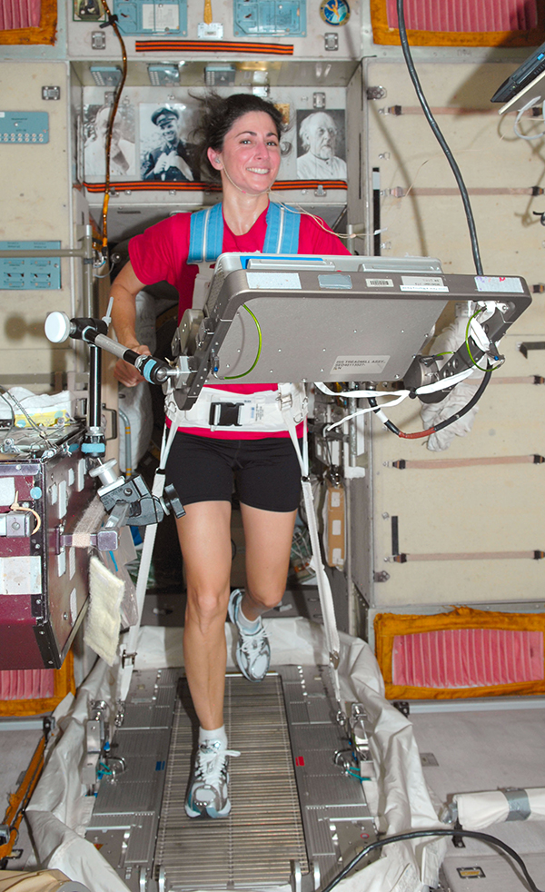 A astronauta da NASA Nicole Stott se exercita em uma esteira na Estação Espacial Internacional em 2009. Os astronautas são presos à esteira com um arnês elástico. No final da década de 1980, um engenheiro da NASA teve a ideia de usar pressão de ar para simular a gravidade, conceito que ele mais tarde inverteu para simular ausência de peso na Terra. Seu filho ajudou a transformar a ideia em duas empresas.
Crédito: NASA