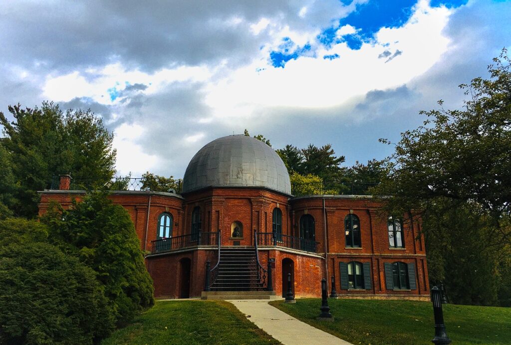 Observatório Maria Mitchell, edifício histórico dedicado à astronomia.Observatório de tijolos vermelhos com cúpula usada para astronomia