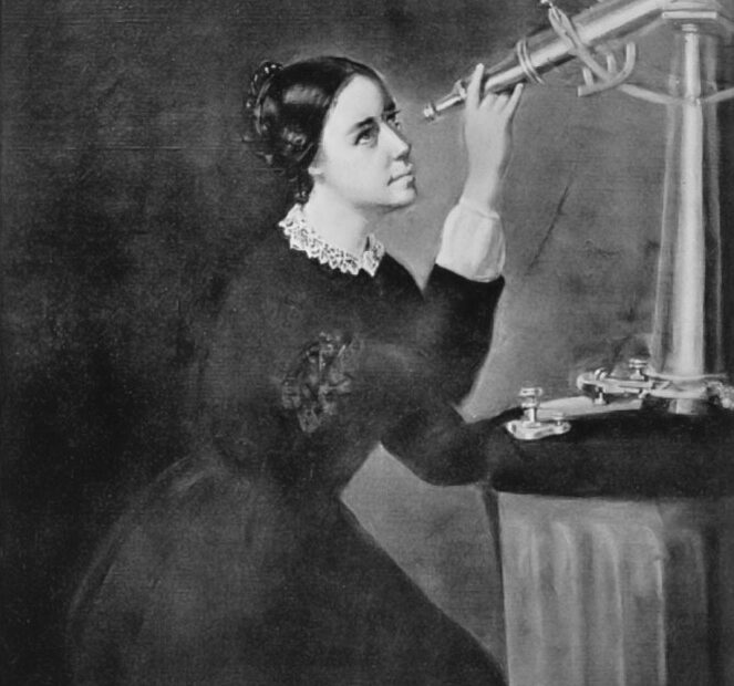 Imagem em preto e branco de Maria Mitchell, uma das mulheres na astronomia mais importantes do século XIX, observando o céu por um telescópio.