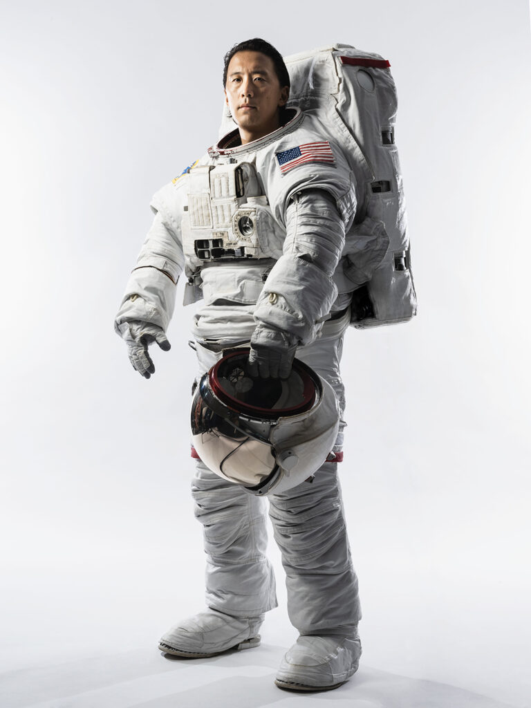 O astronauta Jonny Kim vestindo um traje espacial do tipo Extravehicular Mobility Unit (EMU). Buscando aprimorar o controle de temperatura nesses trajes, a NASA financiou pesquisas com materiais de mudança de fase — tecnologia que mais tarde daria origem ao tecido conhecido comercialmente como Outlast.
Crédito: NASA Tecidos com tecnologia NASA