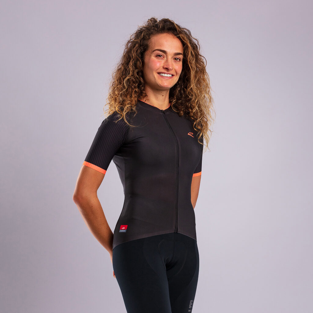 a ciclista vestindo uma jersey da marca Ekoï, confeccionada com a tecnologia Outlast. Graças aos materiais de mudança de fase incorporados ao tecido, a roupa ajuda a manter o conforto térmico do corpo em diferentes condições de temperatura — seja no frio ou no calor.
Crédito: Ekoï Tecidos com tecnologia NASA

